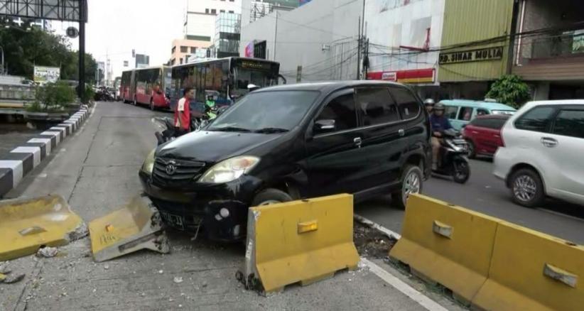 Avanza Tabrak Separator Busway Di Jalan Gajah Mada, Lalu Lintas Padat